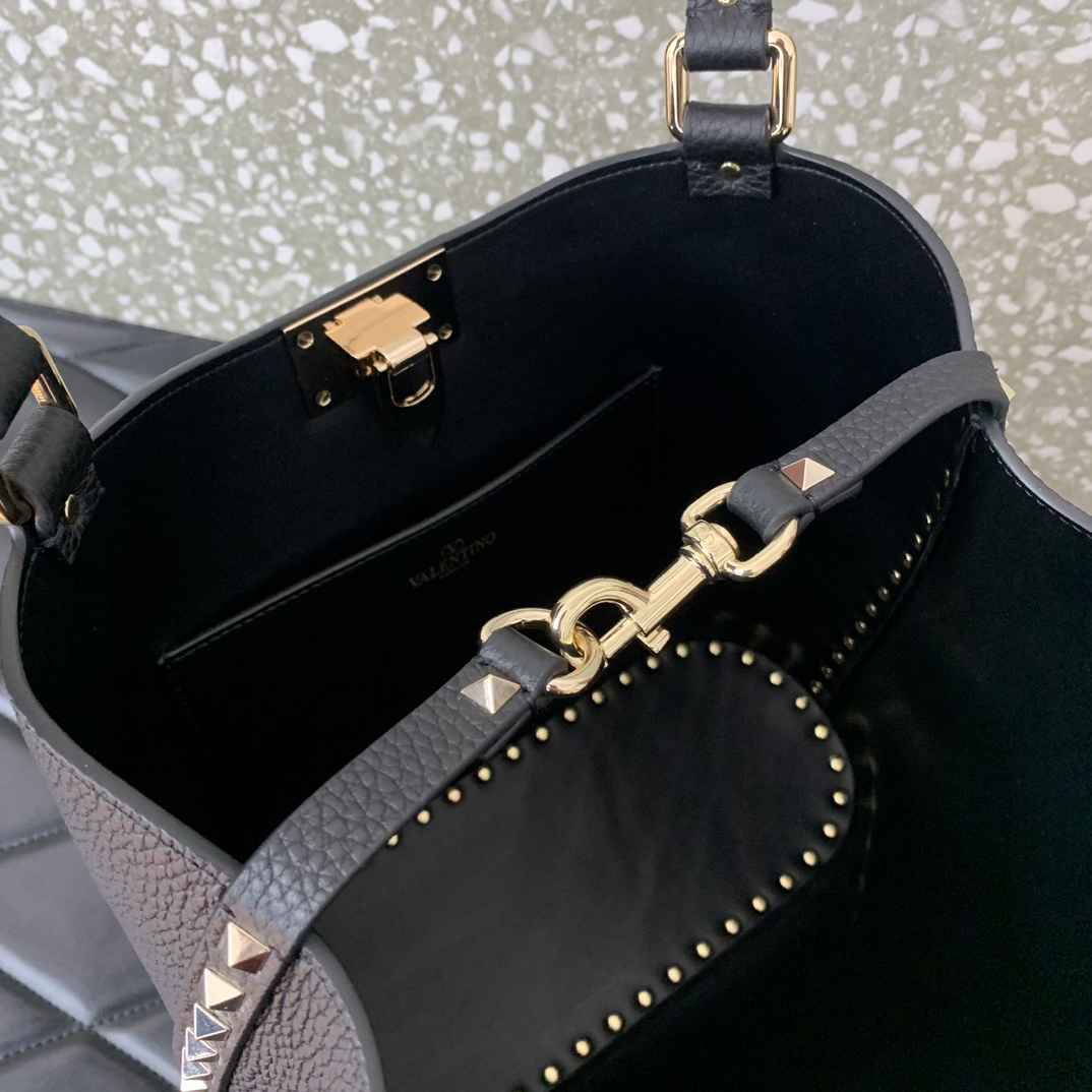 Valentino Garavani Rockstud Shoulder Bag in Black Grainy Calfskin